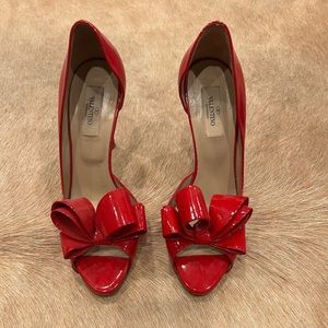 Valentino Garavani Peep toe patent leather with bow
